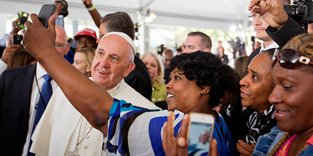 Cartrice Haynesworth, center, has a selfie taken with Pope Francis as he visits Catholic Charities of the Archdiocese of Washington in September 2015 in Washington, D.C. (David Goldman-Pool/Getty Images)