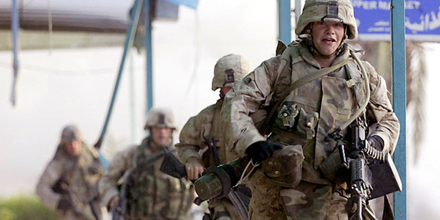 Marines run back to the Al-Hadra Mosque in Fallujah, Iraq, in November 2004 after sniper fire slowed their advance. (Luis Sinco/Los Angeles Times via Getty Images)