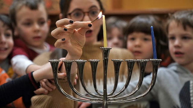 Rabbi Sarah Krinsky shows preschoolers how to light a menorah at Adas Israel Congregation in Washington, D.C. (Alex Wong/Getty Images)